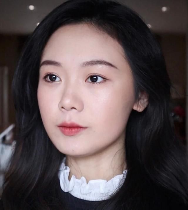 浅色|五分钟就能搞定的“通勤妆”,简单4步放大双眼,手残党也能学会