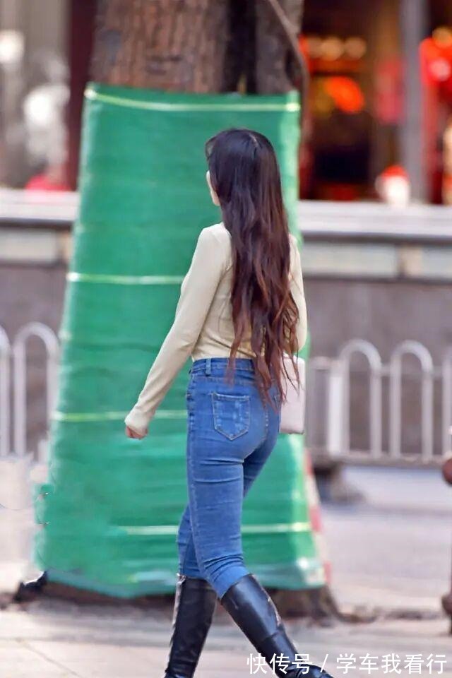 马思纯 灰色打底裤搭配性感吊带,拉长了视觉,显得比例协调!