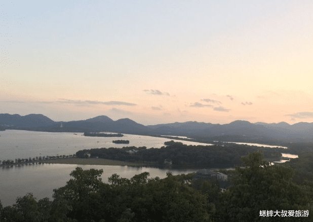 太好玩了！杭州宝石山有一另类景点，左看像蛤蟆右看像狮子！