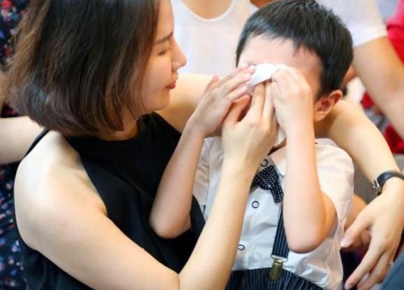 超市|1岁娃拽了颗葡萄,工作人员怒斥“这是偷吃”,妈妈高情商回应