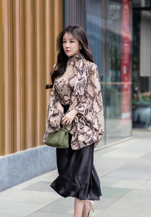 美丽佳人长腿搭配高跟鞋, 凸显修长的身材, 气质无与伦比