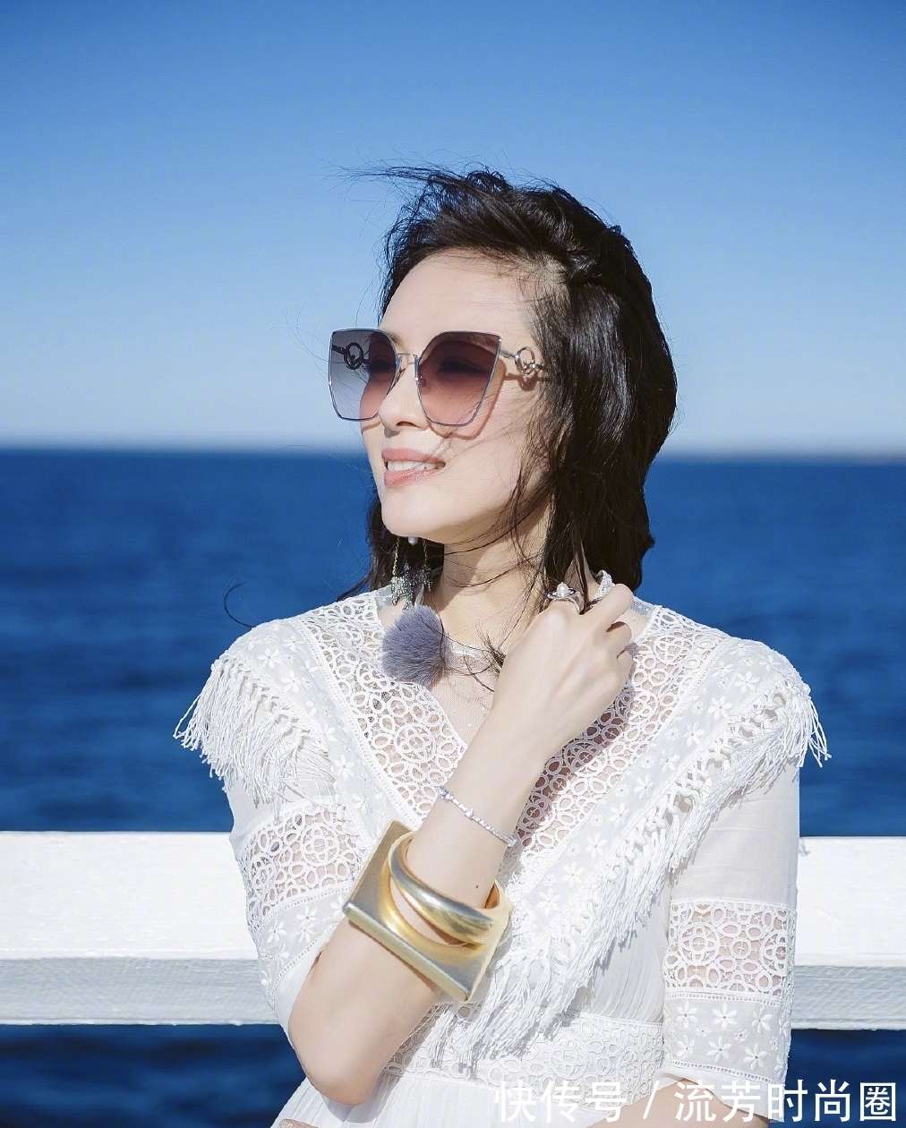 耳环 众多女明星都喜欢佩戴珠宝,而只有她的珠宝是和服装最贴切的!