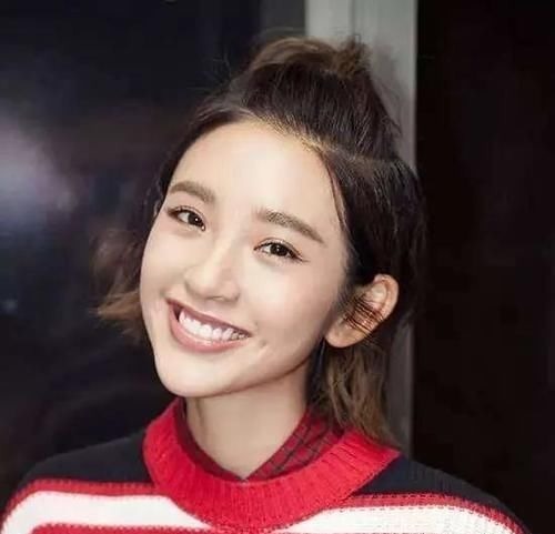 头发 发际线比较高的女生,尽量少梳这3种发型,否则发际线会上移!