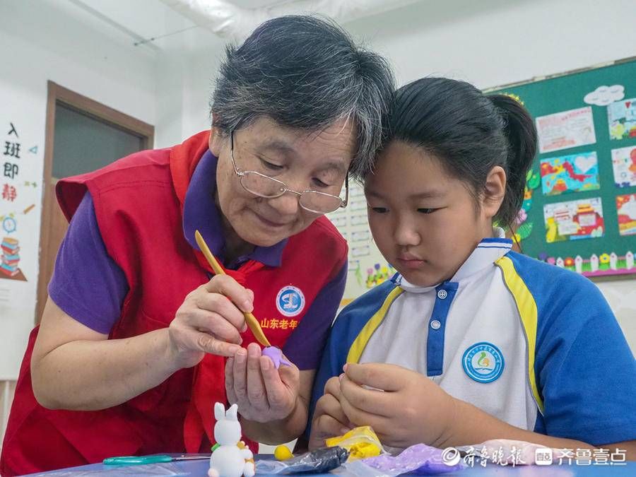 志愿者|老年大学志愿者走进小学课堂，老少共度中秋节