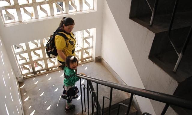 蕊蕊|女孩两岁仍不会走路说话,7岁时的智商只有1岁,妈妈为她寻重生路