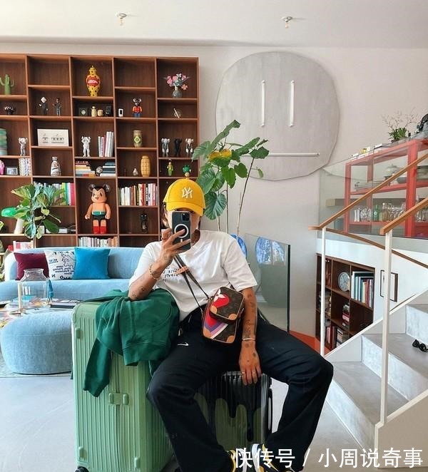 潮流女神 上脚万元球鞋开着百万跑车,新一代潮流女神是她!