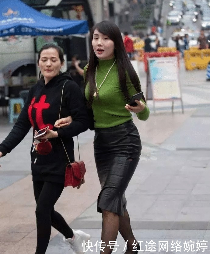 小姐姐|街拍:紧身裙丰腴小姐姐,回头率不要太高哦