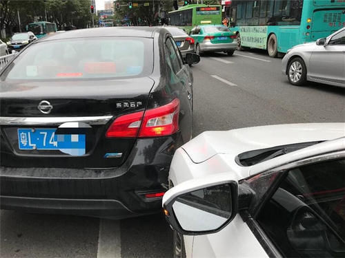 |宝马MINI加塞,驾驶员操作太搞笑,后车:情商够高,这次忍了!