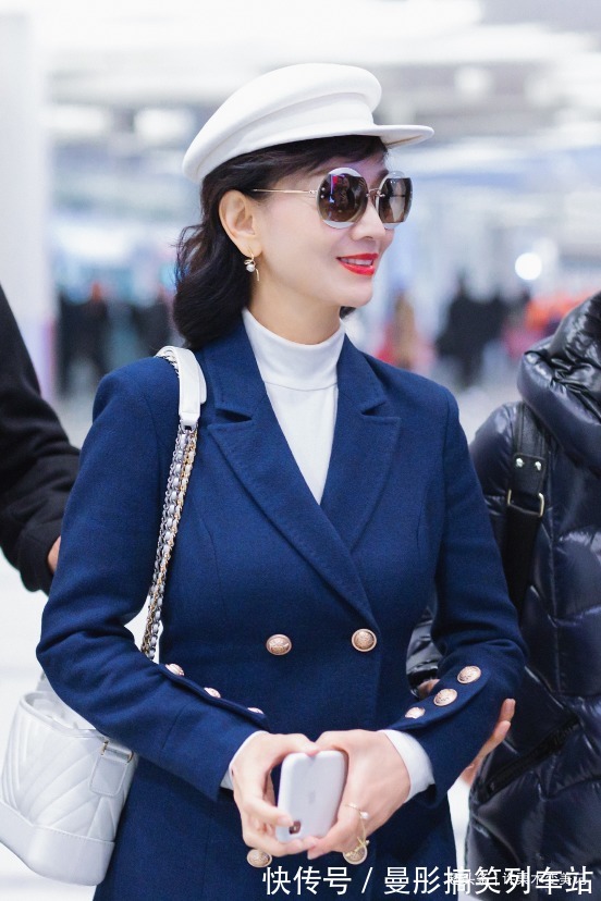 包包 今年流行“1+1”穿搭,时髦显瘦还优雅,笑笑博主都在穿!