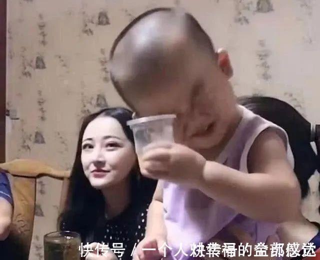 父母|萌娃喝果汁,戏精附体表情丰富,网友:完美模仿了宝爸的姿态