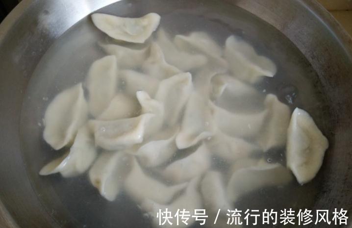 煮冻饺子时，用热水还是冷水煮？都错了，30年大厨教你正确方法！