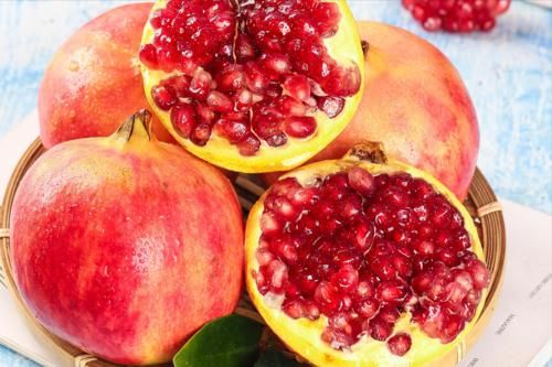 成熟度|秋天吃石榴好处多,买石榴别专挑大的,牢记3个要点,鲜甜又多汁