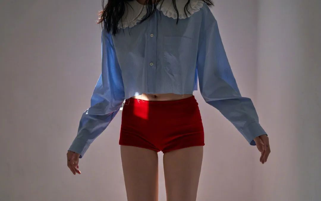 美姐|比黑白还配的颜色，大概只有它了……