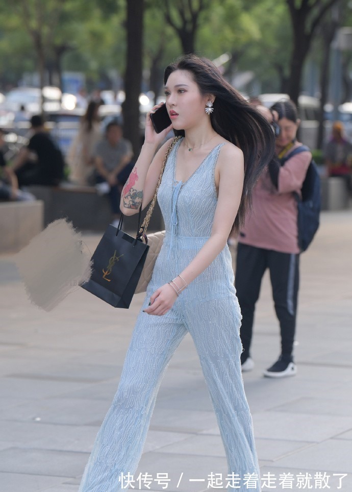 姐姐 走在时尚前沿的姐姐,体验了下连体裤,效果太震撼