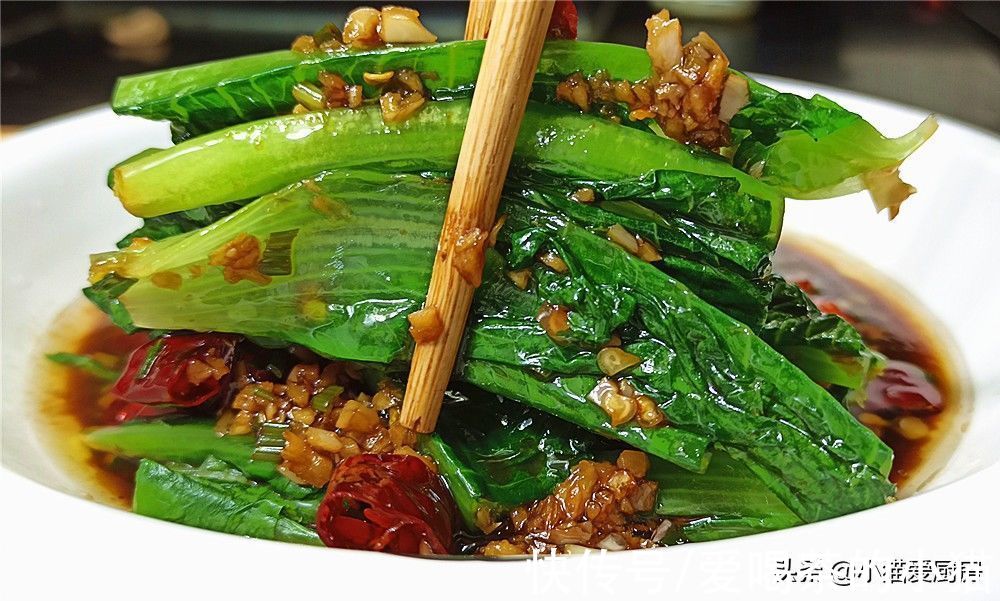 秋季的油麦菜最好吃，5分钟把它做成凉拌菜，口感脆嫩鲜香