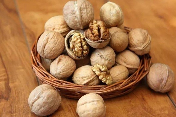 脚气|核桃营养美味,剩下的核桃壳先别扔,有4个好处,不管男女都需要