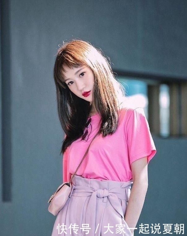 街拍,灰色的背心搭配蓝色的牛仔裤,特别适合美女的穿搭