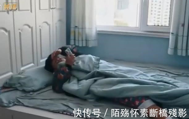 变形计|《变形计》少年早恋被妈妈抓现行，裹被子的动作有什么深意