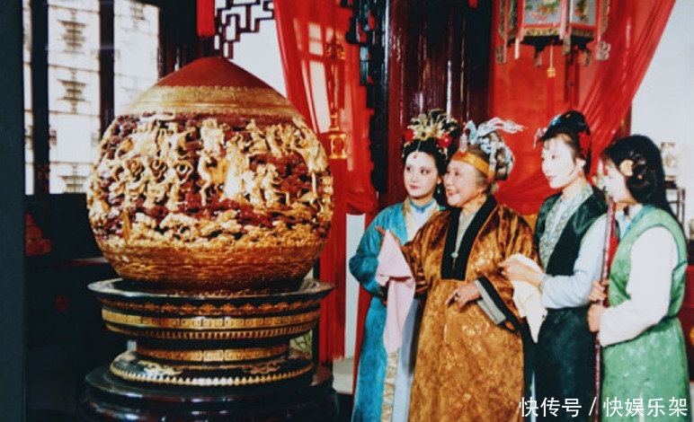 国孝|尤二姐进贾府后，贾母为什么当众强调要一年后才能圆房？