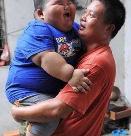 常吃|只因常吃这东西男童3岁胖成150斤，家长说已经成瘾戒不掉了！