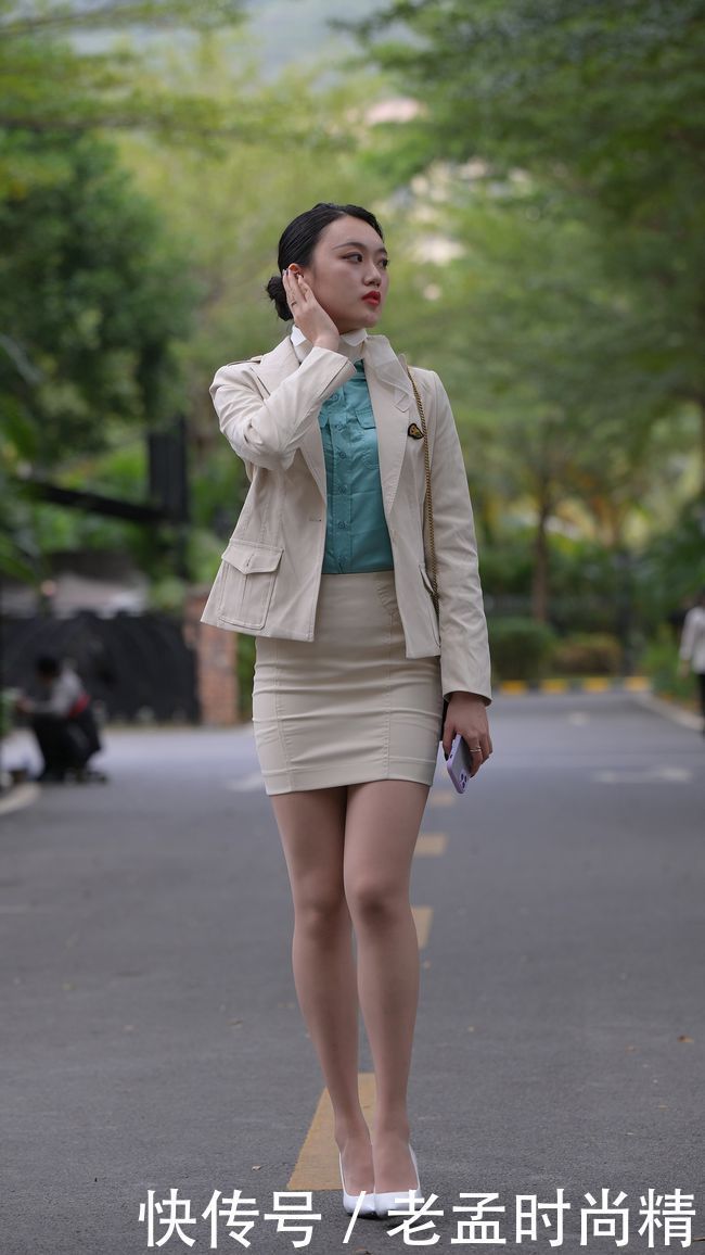 职业女性着装别困惑,两件套西装裙+尖头细跟鞋,穿出高级轻熟风