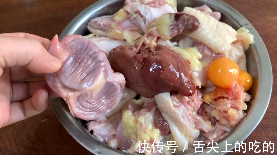 炖鸡时,有人焯水、有人直接炖,大厨教你正确的做法,太香了