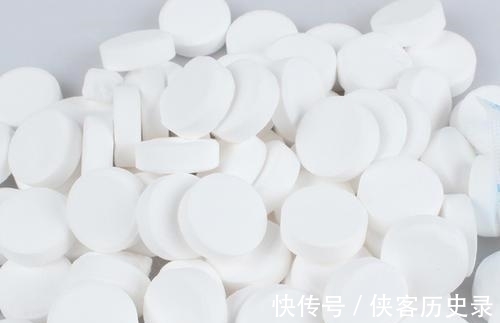 马桶刷得勤快还是容易脏,水箱加点“精”,马桶天天像新的