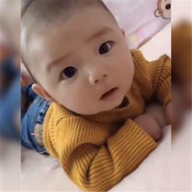 家长|“包青天”宝宝走红,宝妈晒出孩子美白逆袭照,网友:还好没扔