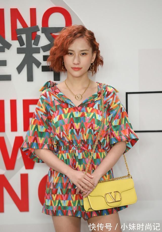 t恤|何超莲有何超琼的影子了,穿迷你印花装挺大方,短发看着更加迷人