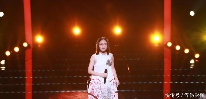 希林娜依 在《好声音》打败希林娜依·高的眼镜妹,如今大变样,美得认不出