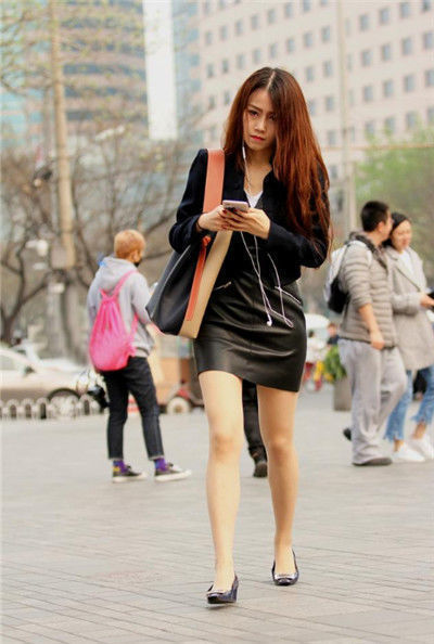 街拍:光彩照人的美女,蓝色吊带配毛边短裤,女神范十足