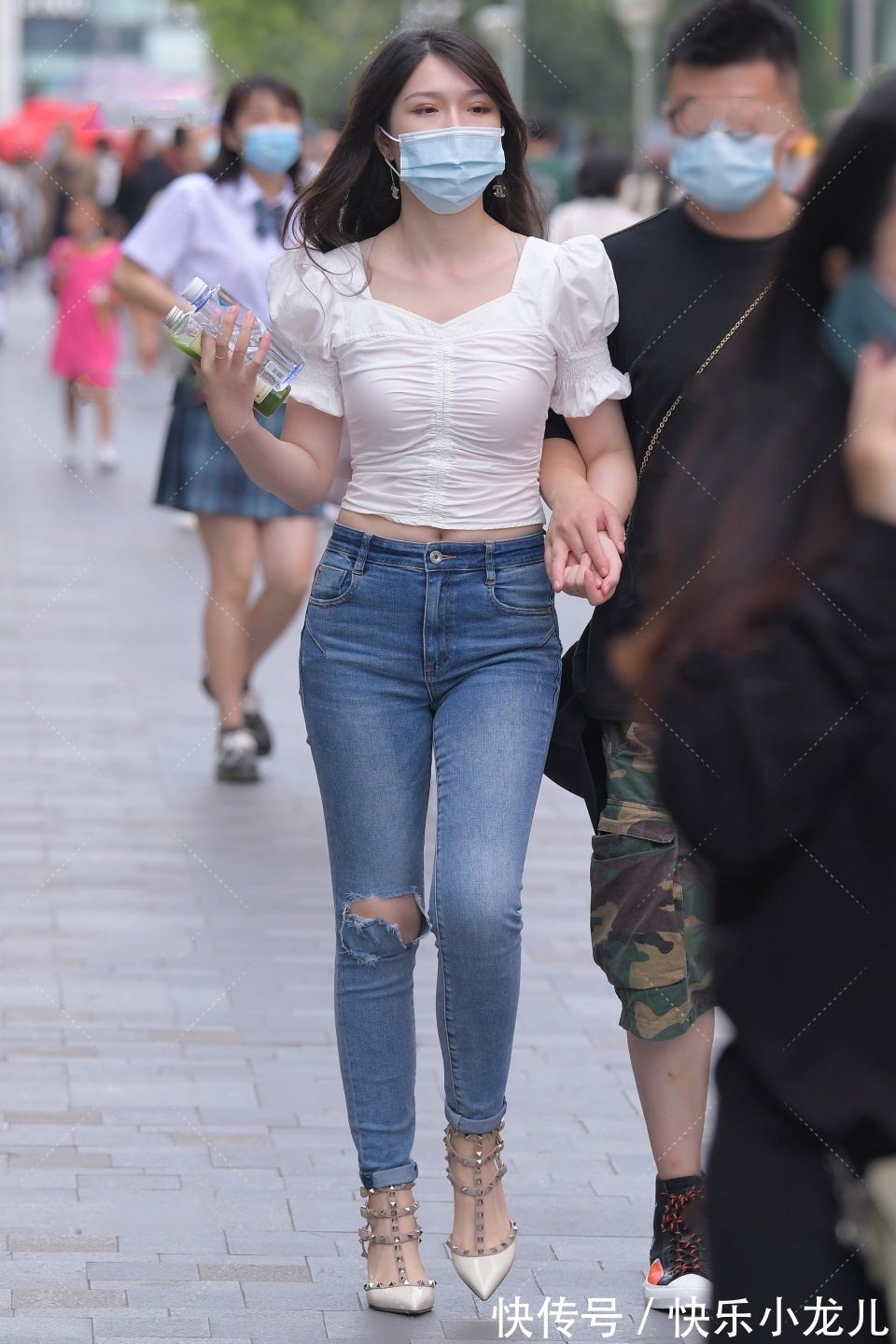 姑娘|非常优雅的北方姑娘，身穿白色泡泡裙，时尚的穿搭让男朋友很自信