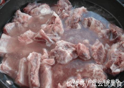 排骨焯水“越焯越脏”大厨老爸教我此样做,血水脏物自动跑出来