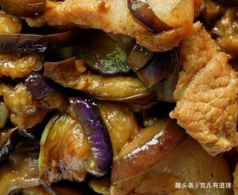 特别下饭的一道家常菜，色香味俱全，好吃不油腻，上桌就光盘