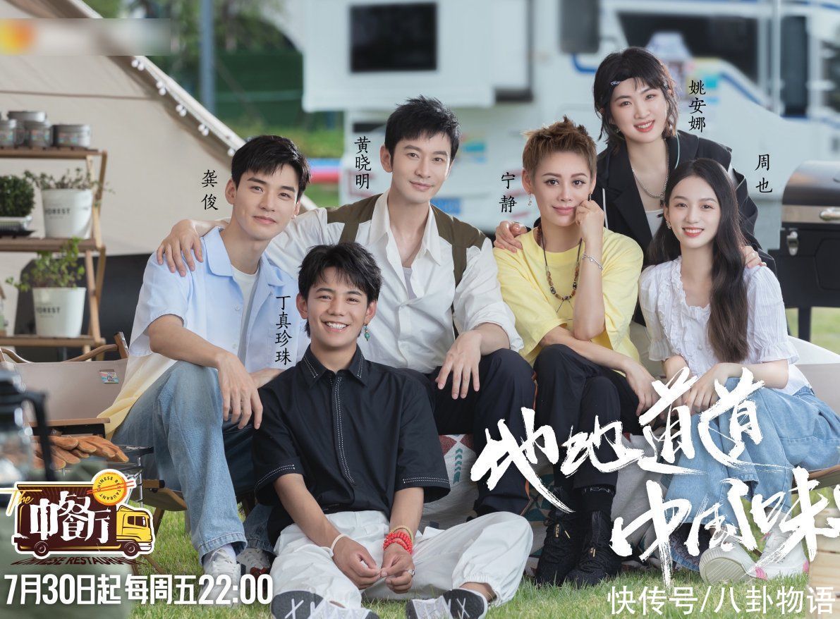 夫妻俩|黄晓明晒与家人合照，现场未见baby和小海绵，身后婚纱照成功抢镜