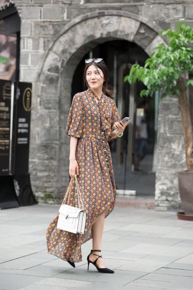 温婉又大气的连衣裙舒服又好搭，散发出一份时尚柔美的气息