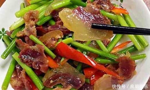 炒蒜苔时,切好了别直接炒!30年大厨教你一招,蒜苔青翠还入味儿