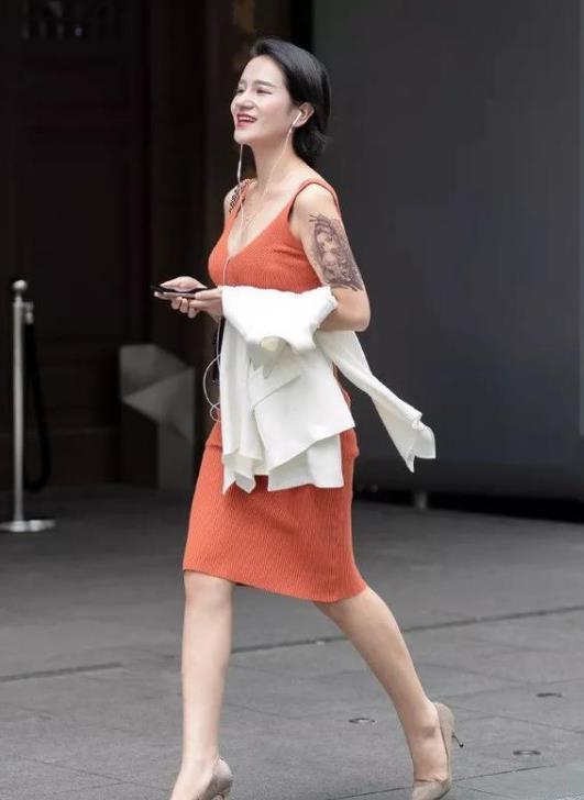 身材|街拍:气质优雅的时尚辣妈,黑色的碎花长裙美丽大方