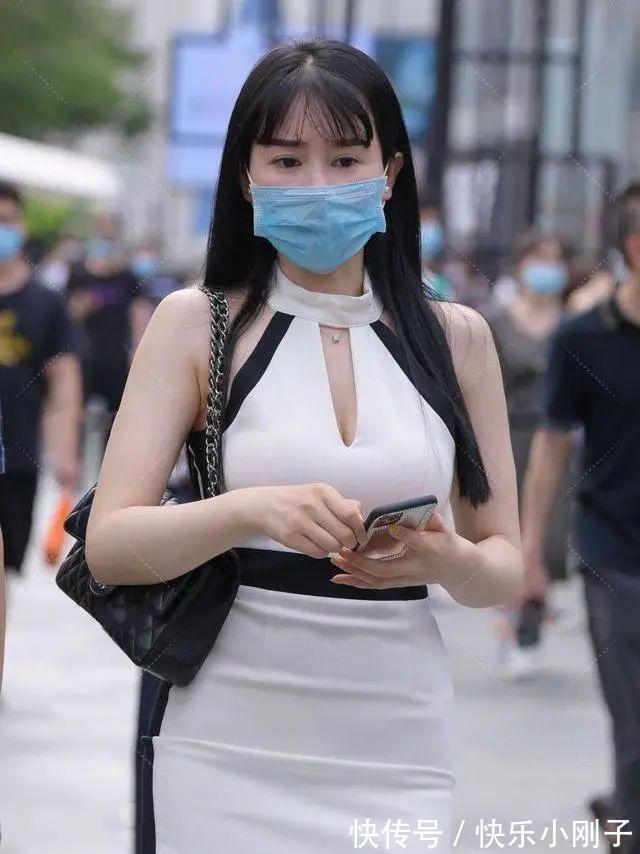 裙装 黑色和白色的裙装,搭配简单大方,层次感强,更显高雅
