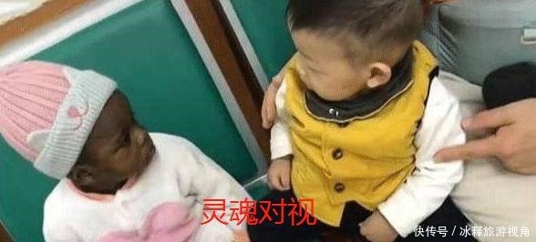 手足无措|3岁宝宝初次见“黑人娃”火了！手足无措大声哭喊妈妈，这是啥
