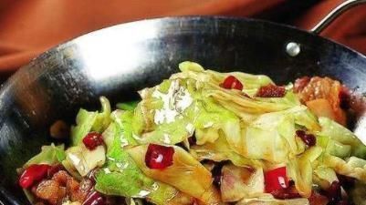 炒包菜时,万万不要直接下锅多加这1步,包菜更翠绿,还不出水