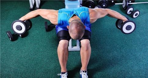 男人|90后帅气小伙，打造出立体胸肌，男人如何练习胸大肌？