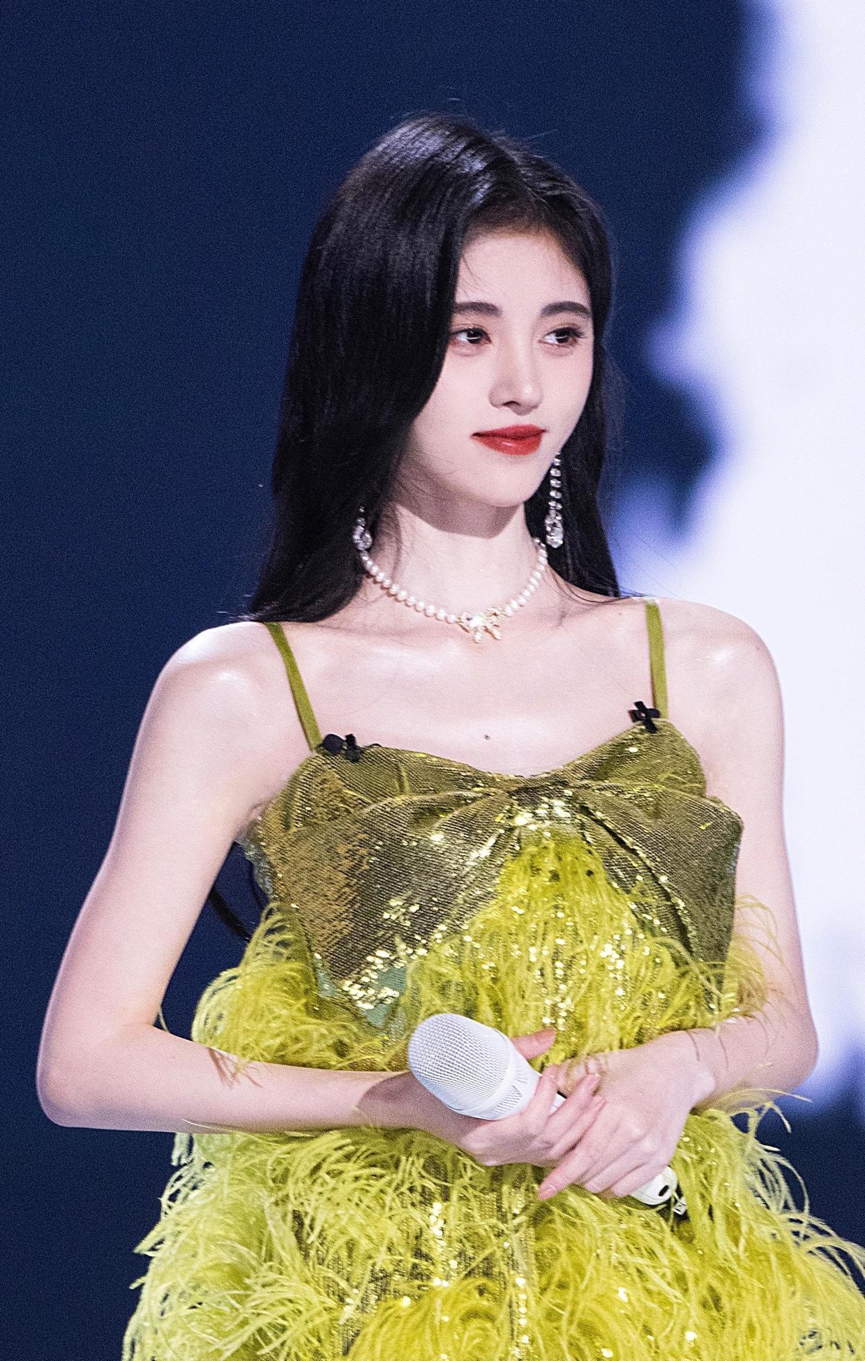 造型|郑合惠子的机场造型清爽洋气,吊带搭配格纹长款,又飒又美