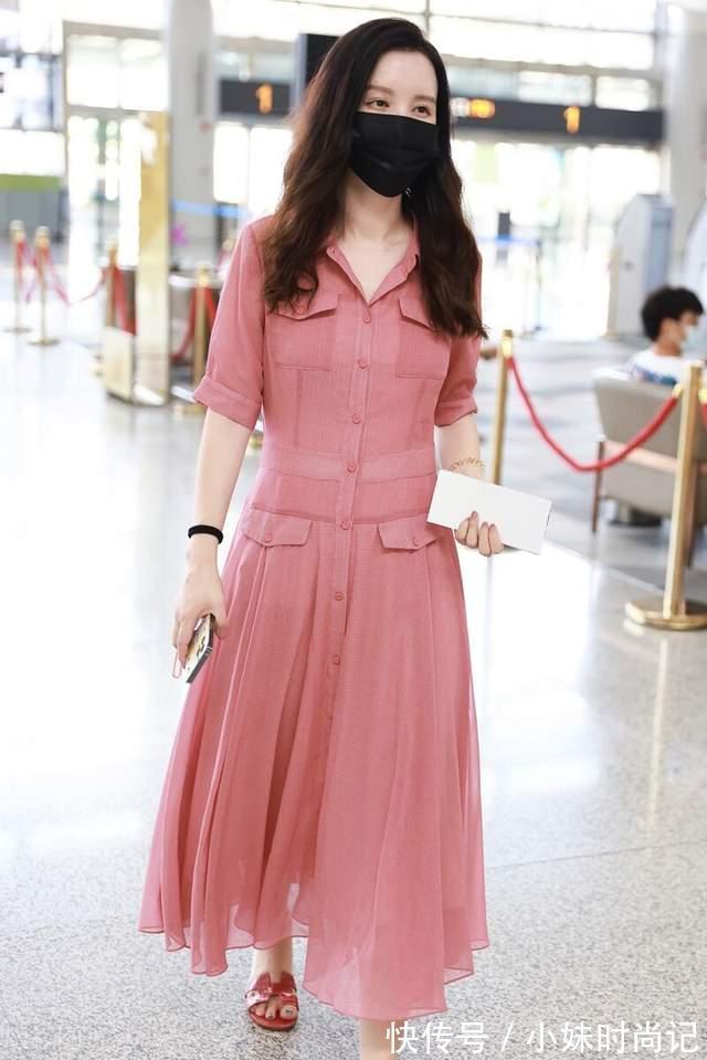 身材|张萌美得太霸气,穿黑色礼服秀出曲线身材,立体垫肩一点也不夸张