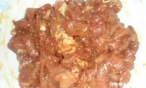 43年大厨无论炒什么肉,别用淀粉腌制,记住这2步,肉嫩味鲜
