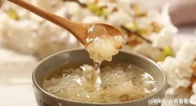 女性50岁以后对自己好点,常吃三大“零食”,好处或许“不请自来”