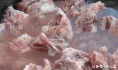 排骨焯水时,多加一勺“它”,血水脏东西自动跑出来,很实用