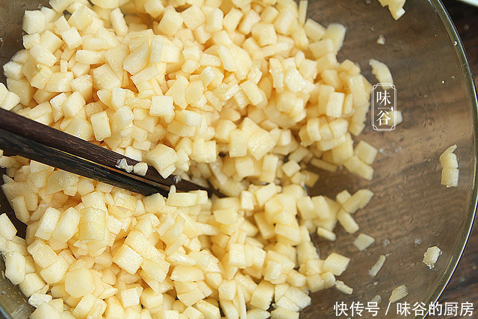 天冷，这水果加4个鸡蛋做早餐饼，软糯香甜有营养，一次4个不够吃