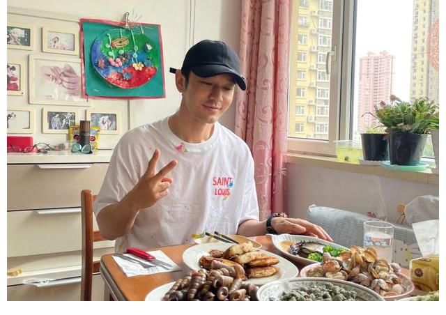 婚纱照|黄晓明晒与家人合照，现场未见baby和小海绵，身后婚纱照成功抢镜