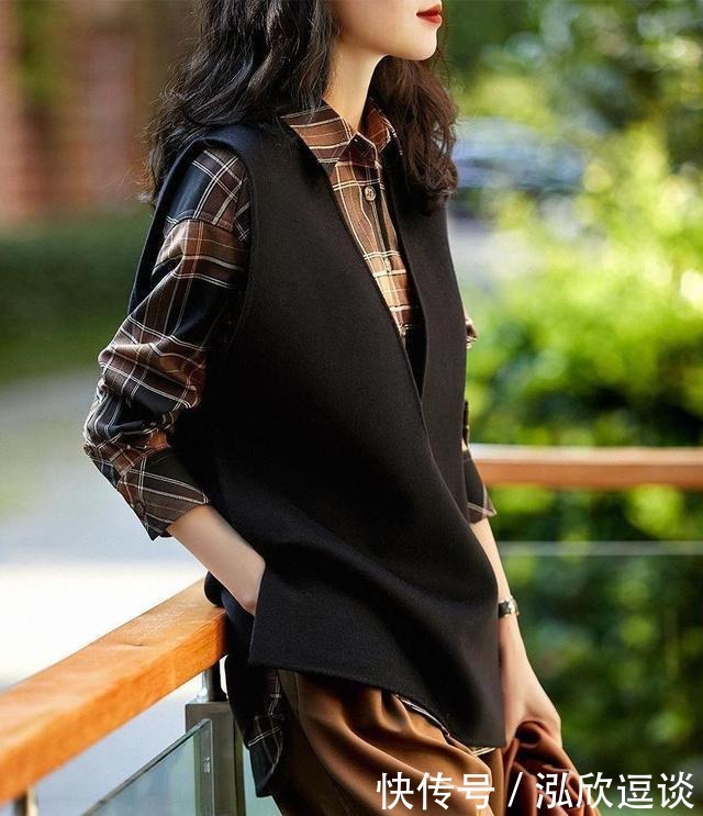 马甲|无意中发现:今年流行这“马甲套毛衣”搭小脚裤,轻松穿出时尚感